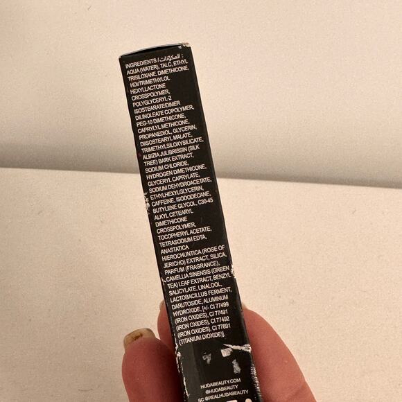 Huda Beauty The Overachiever Concealer Chocolate Chip 38R NEW in Box - Picture 4 of 9